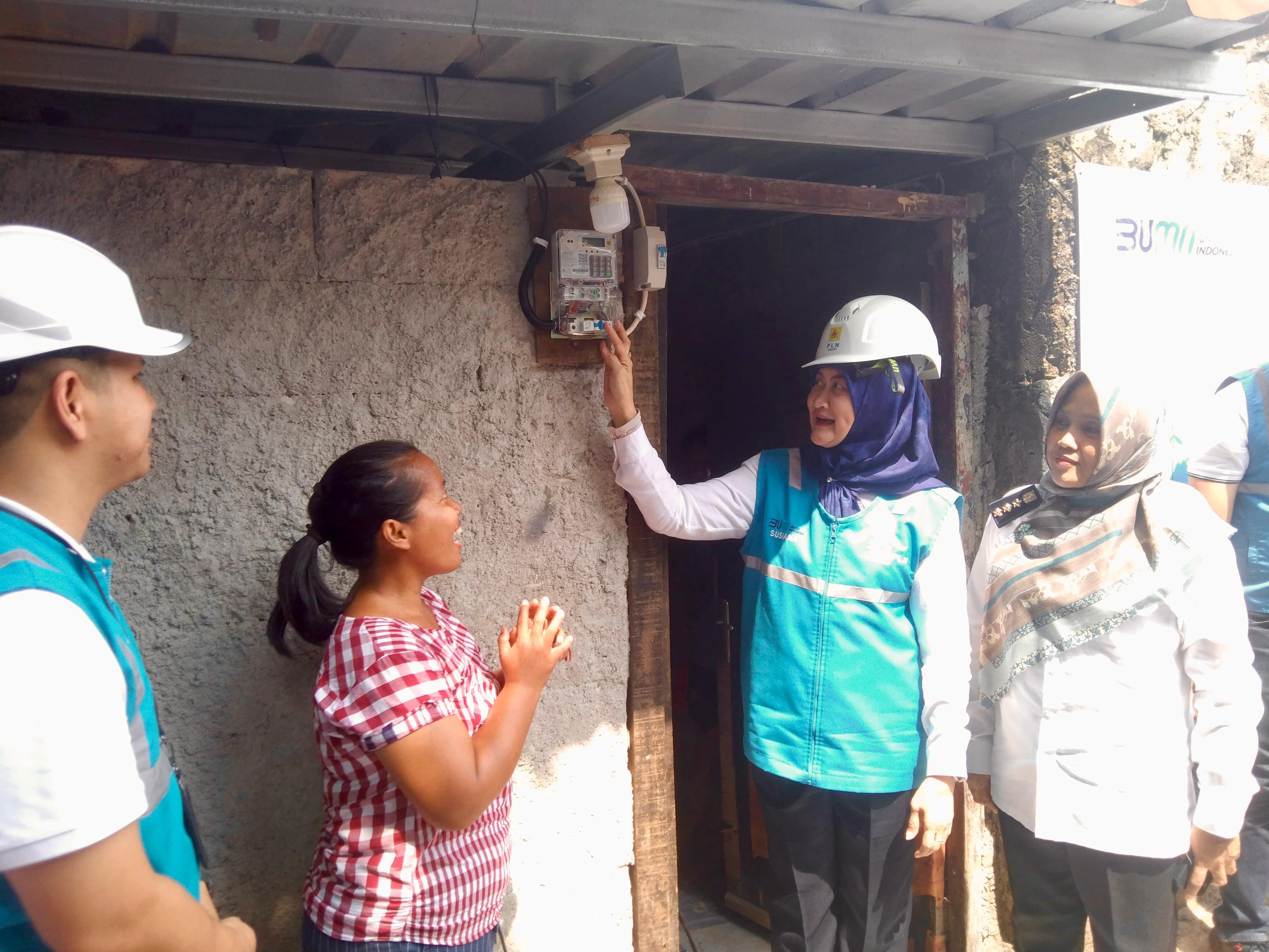 GM PLN UID Jawa Barat Susiana Mutia (kedua dari kanan) melakukan penyalaan listrik secara simbolis di rumah Ridayanti (kedua dari kiri), salah satu penerima bantuan program Light Up The Dream.