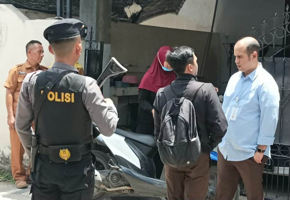 MASIH MENCARI: Tim Kejari Loteng saat mencari tersangka kasus dugaan korupsi jalan wisata Gunung Tunak Suherman ke rumahnya wilayah Ampenan belum lama ini.