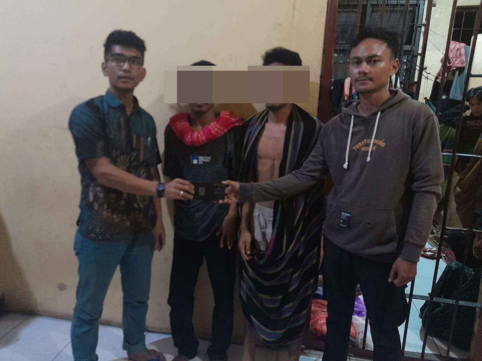 DIAMANKAN: Dua penjambret MT dan FB diamankan di Polsek Rasanae Timur, Sabtu (26/10).