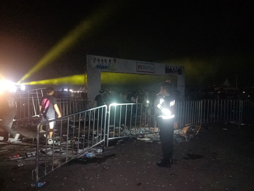 PENGAMANAN: Anggota polisi mengamankan konser Tipe-X setelah tiket habis terjual, di Eks Bandara Selaparang, Sabtu malam lalu.
