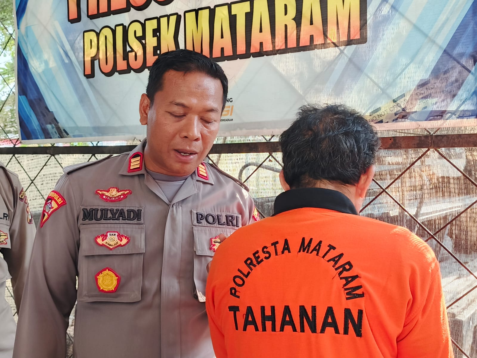 DIAMANKAN: Pelaku Y warga Cakranegara, Mataram diamankan di Polsek Mataram, Sabtu (26/10).
