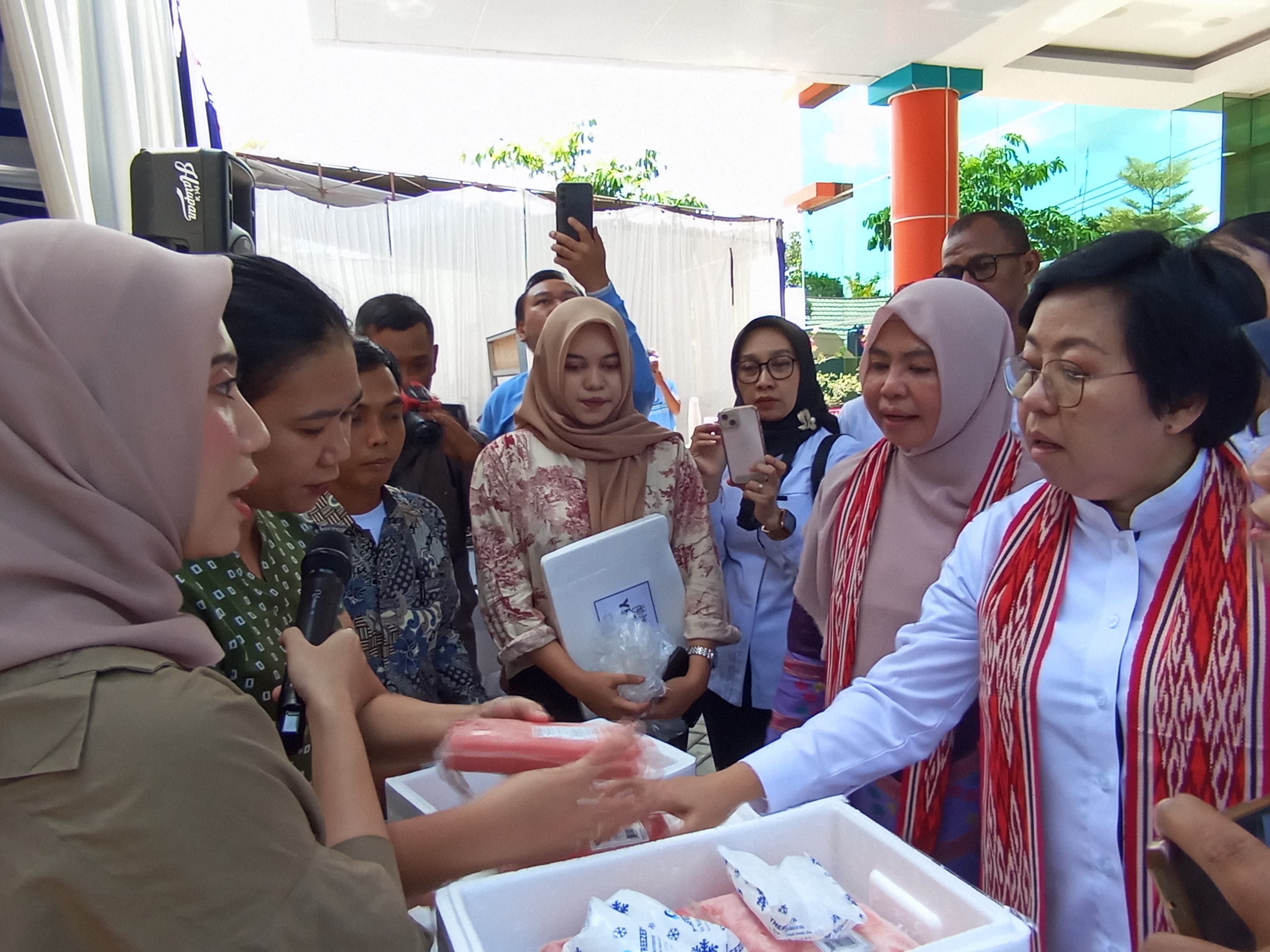 TUNA EKSPOR: Kepala BPPMHKP KKP RI Ishartini (kanan) dan Kepala Disperin NTB Hj Nuryanti (dua kanan) saat memeriksa produk tuna beku yang diekspor, dalam pelepasan ekspor tuna.
