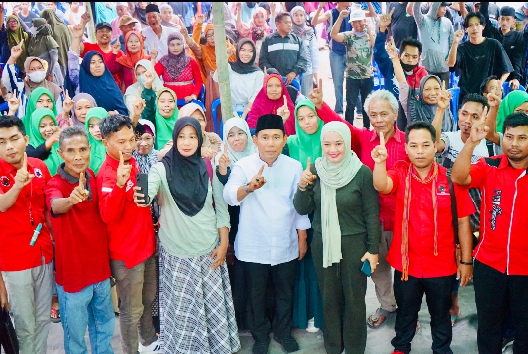 Cawagub H.W.Musyafirin foto bersama dengan masyarakat Desa Keroya Daya, Kecamatan Aikmel, Lotim, Minggu (27/10).&nbsp;