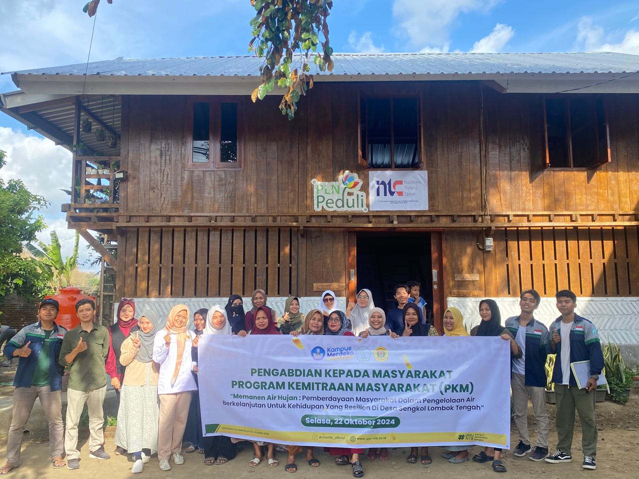 Tim PKM Universitas Nahdlatul Wathan berfoto bersama usai kegiatan pemberdayaan masyarakat dalam pengelolaan air untuk kehidupan yang resilien melalui pemanenan air hujan di Sengkol, Lombok Tengah.