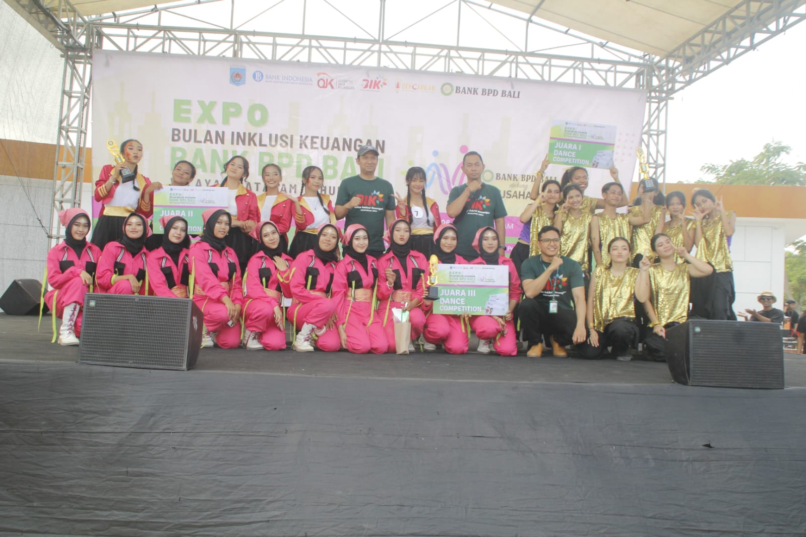 SELAMAT: Juara lomba dance SMA/SMK se kota Mataram pada acara Bulan Inklusi Keuangan (BIK) tahun 2024 yang digelar Bank BPD Bali wilayah Mataram di Teras Udayana, Minggu (27/10).