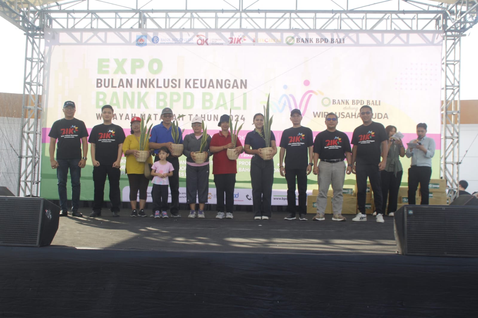 PEDULI LINGKUNGAN: Penyerahan simbolis program pemberian tanaman untuk setiap nasabah yang mengajukan kredit Bank BPD Bali di acara Bulan Inklusi Keuangan (BIK) tahun 2024, Minggu (27/10).
