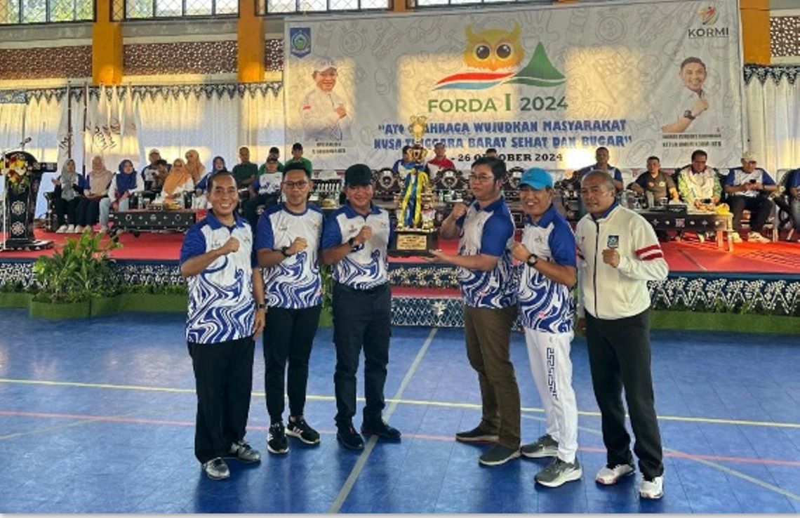 JUARA UMUM: Pj Gubernur NTB Hassanudin didampingi Ketua KORMI NTB Farin dan Ketua KONI NTB Mori Hanafi menyerahkan piala untuk juara umum Forda I, Sabtu (26/10).