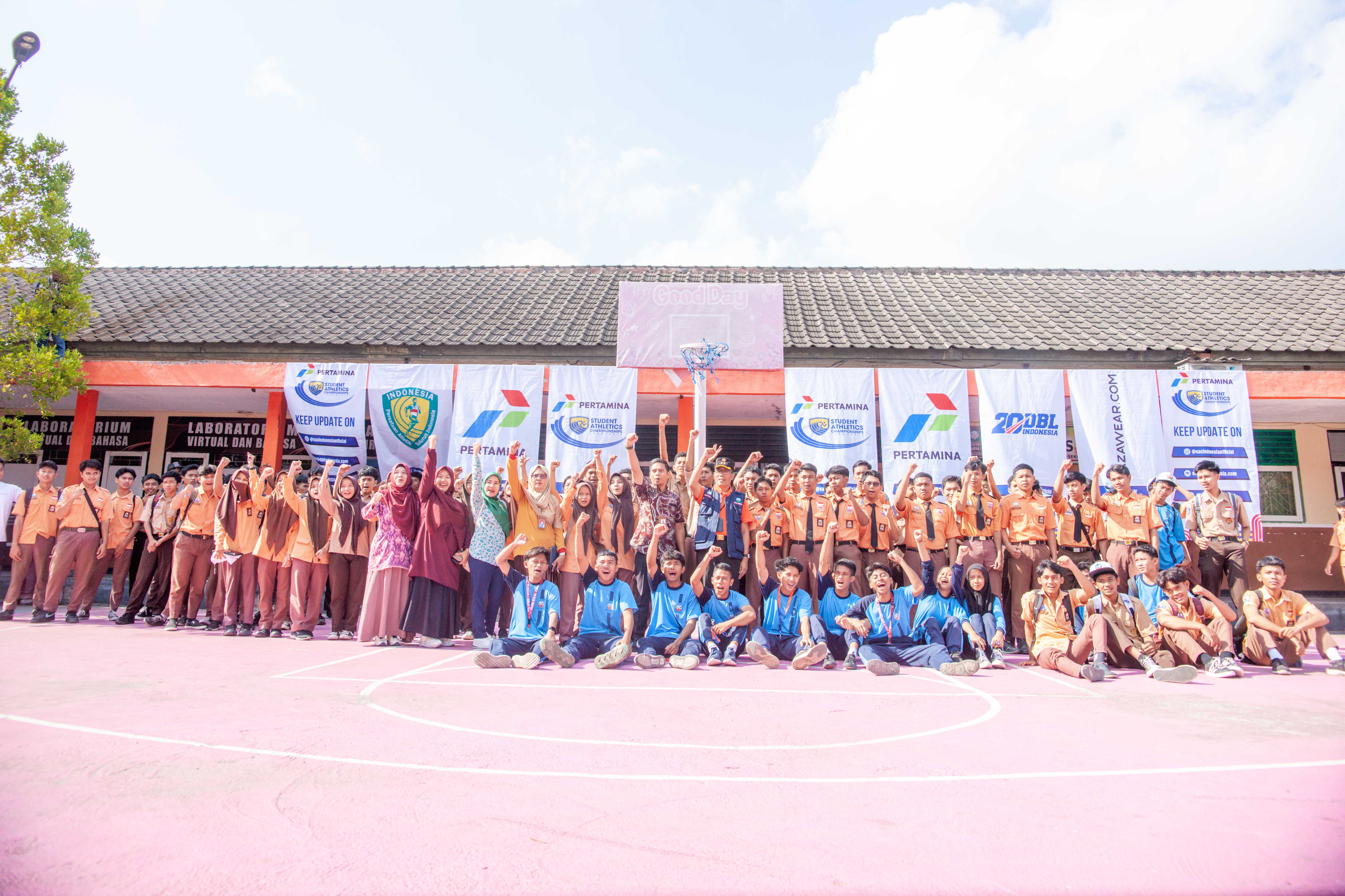 SIAP BERPARTISIPASI: Siswa SMKN 3 Mataram menyambut roadshow Pertamina SAC Indonesia 2024-2025 Bali Nusra Qualifiers, Sabttu (26/10).