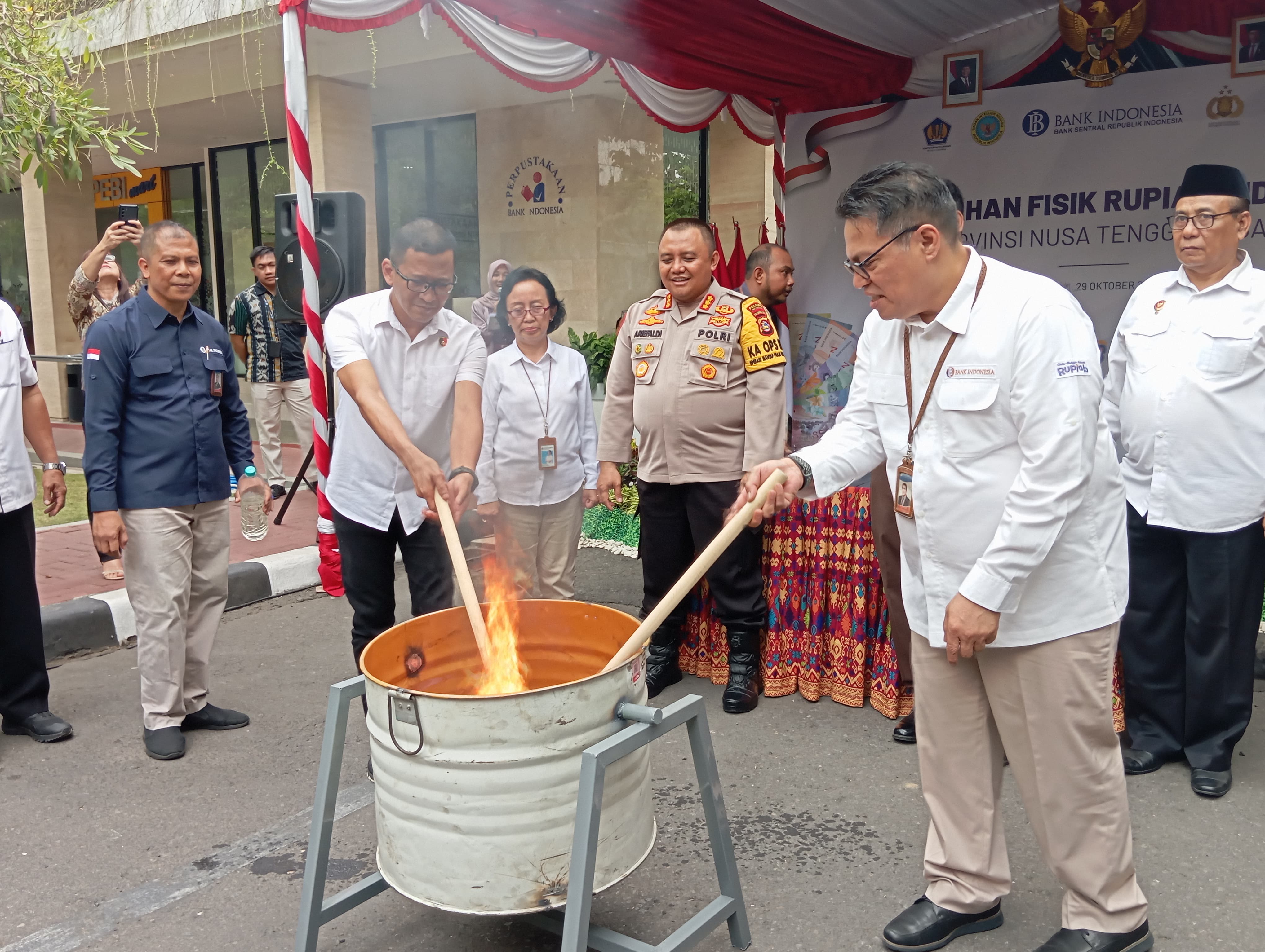 Kepala Kantor Perwakilan BI NTB Berry Arifsyah Harahap (kanan) bersama para stakeholder memusnahkan uang Rupiah palsu, Selasa (29/10).