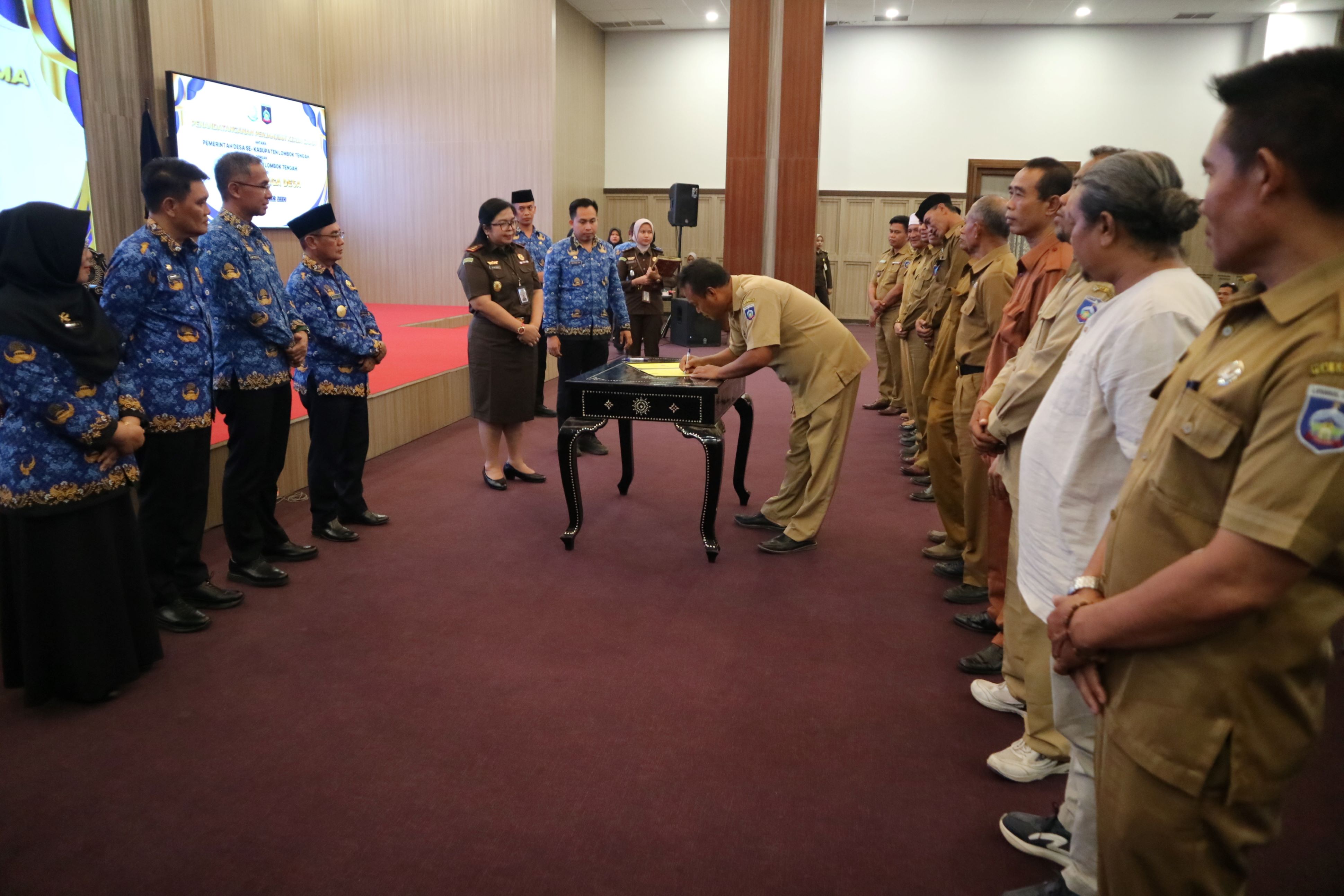 CEGAH KORUPSI: Kepala Kejaksaan Negeri Loteng (lima kiri) menandatangani perjanjian kerjasama antara pemerintah desa se-Loteng tentang Program Jaga Desa di Ballroom kantor bupati, Loteng,Senin (28/10)