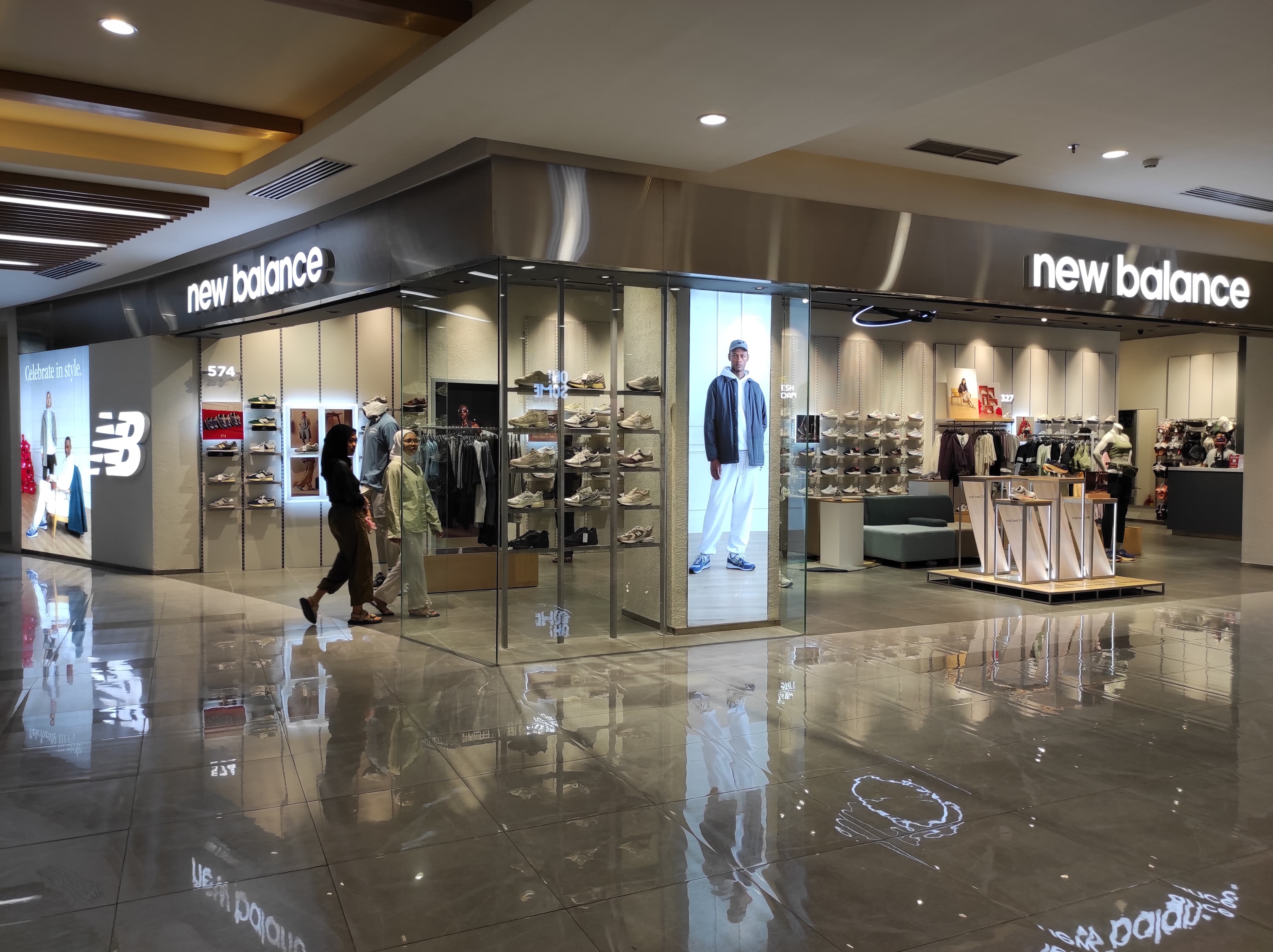 PRODUK TERNAMA: Gerai pertama New Balance yang sudah dibuka di Lombok, tepatnya di lantai satu Lombok Epicentrum Mall, Senin (28/10).