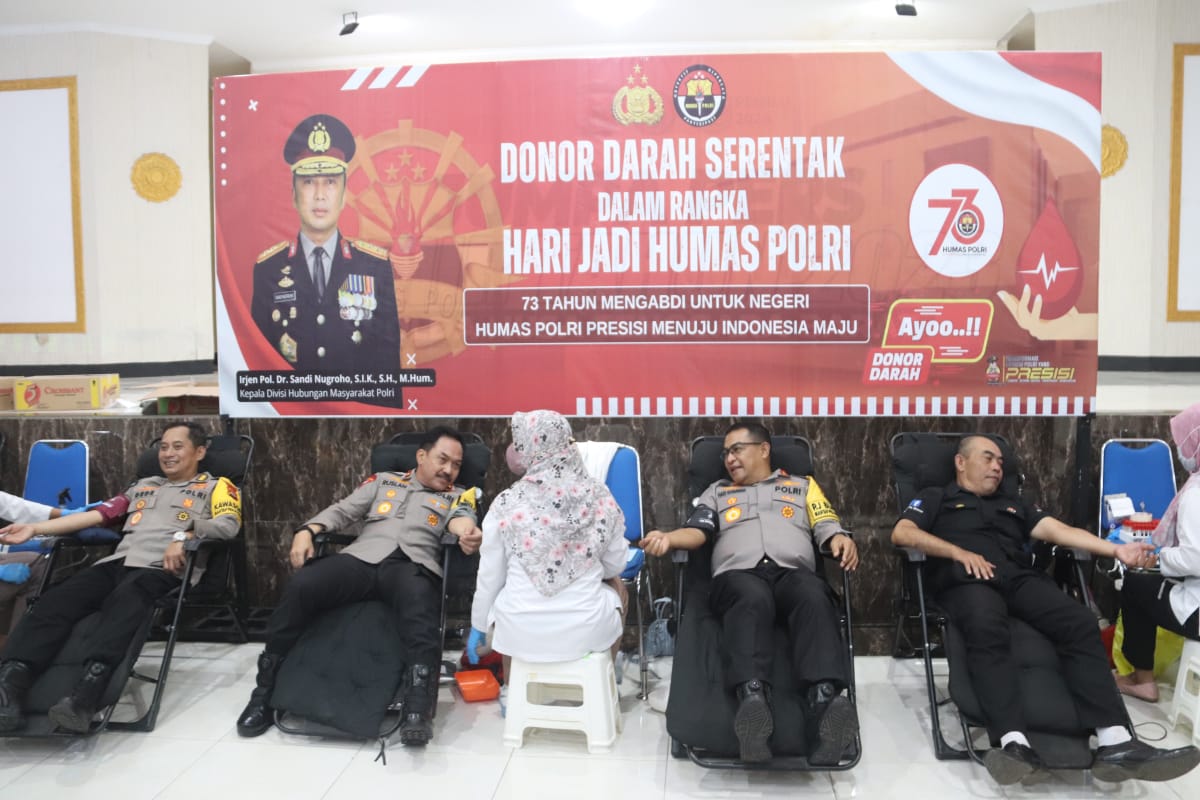 Kapolda NTB Irjen Pol Hadi Gunawan (dua dari kanan) melakukan donor darah menyambut hari jadi Humas Polri, Selasa (29/10).