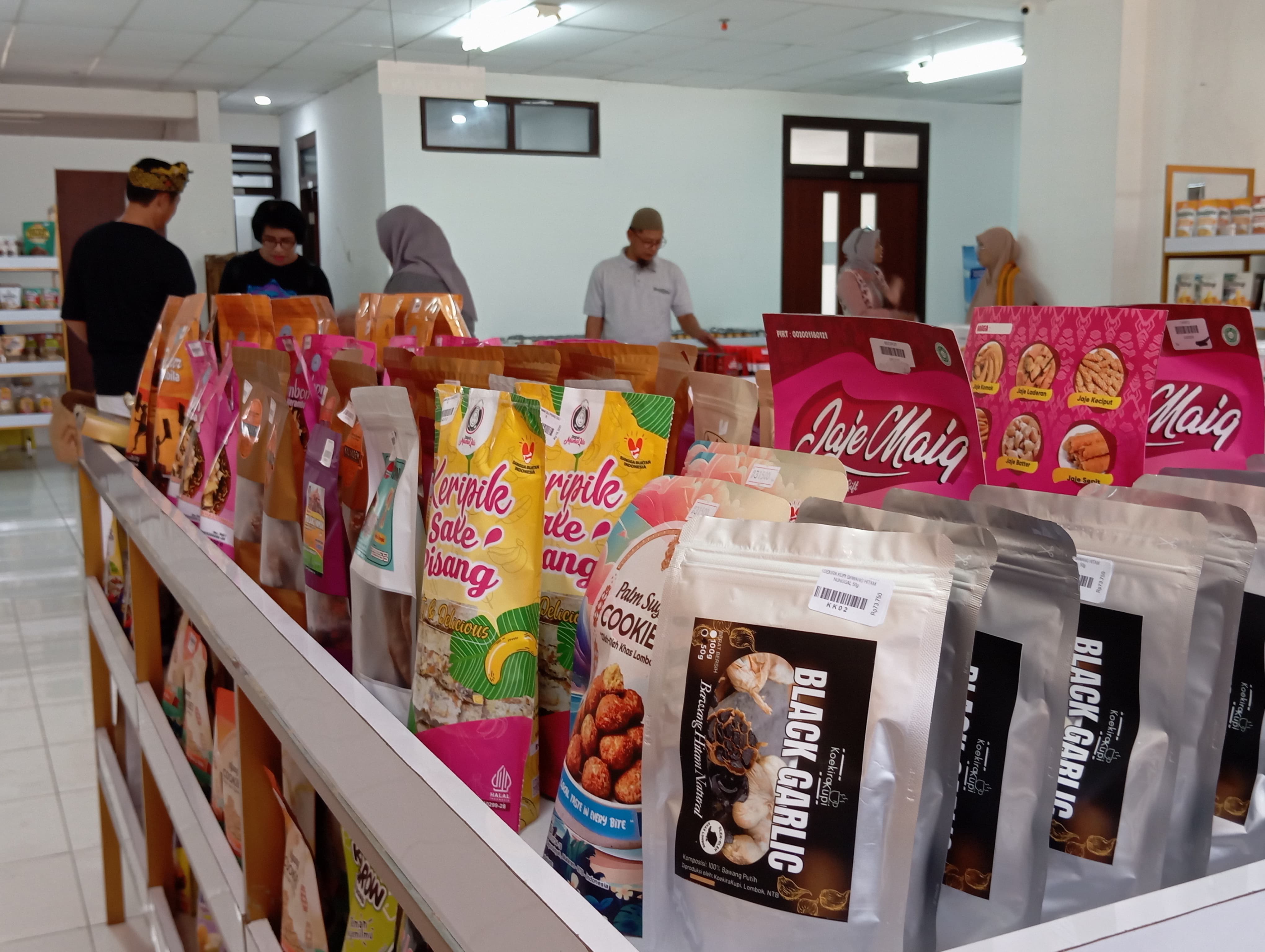 PRODUK TERBAIK: Sejumlah produk lokal NTB yang ada di etalase NTB Mall.