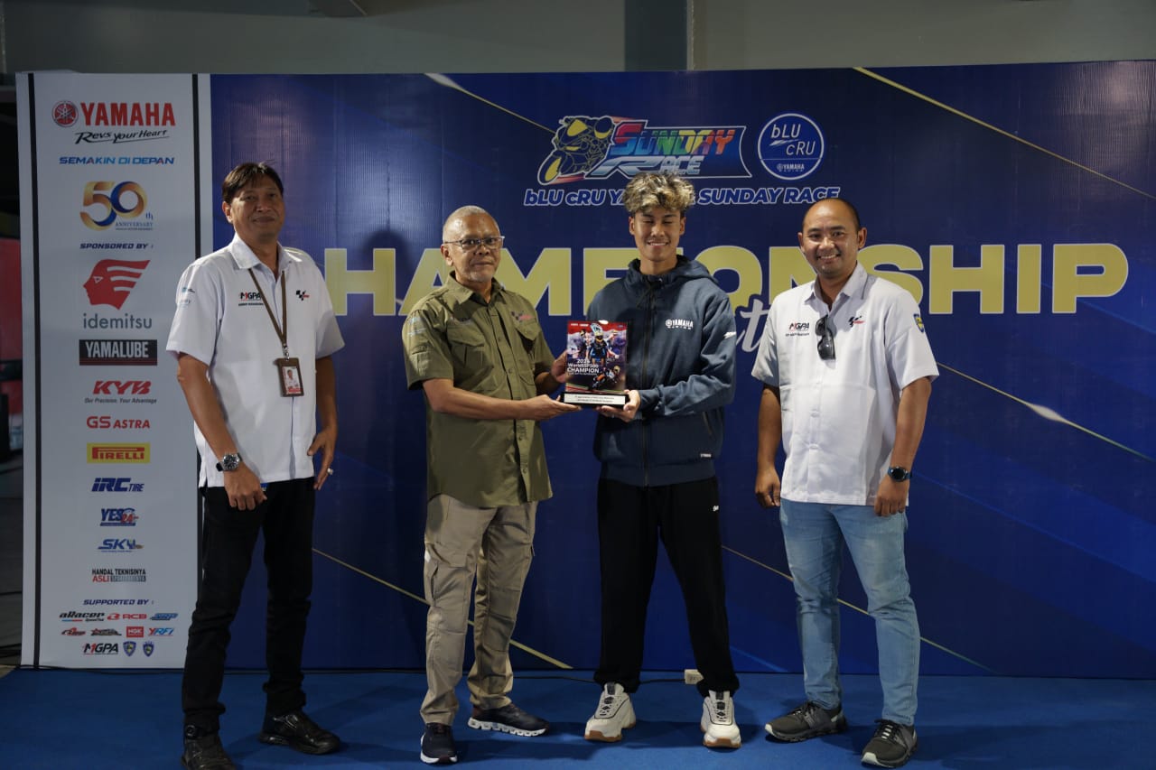 BERI APRESIASI: Direktur Utama MGPA Nusantara Jaya Priandhi Satria (dua kanan) memberikan penghargaan kepada Aldi Satya Mahendra pada Championship Night Yamaha Sunday Race di Sirkuit Mandalika.