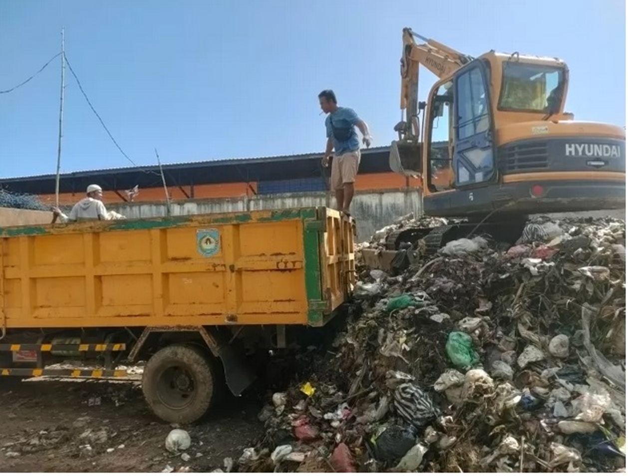 KERJA KERAS: Dua pegawai DLH Kota Mataram menyiapkan pangangkutan sampah di TPST Sandubaya untuk dibuang ke TPA Kebon Kongok, beberapa waktu lalu.