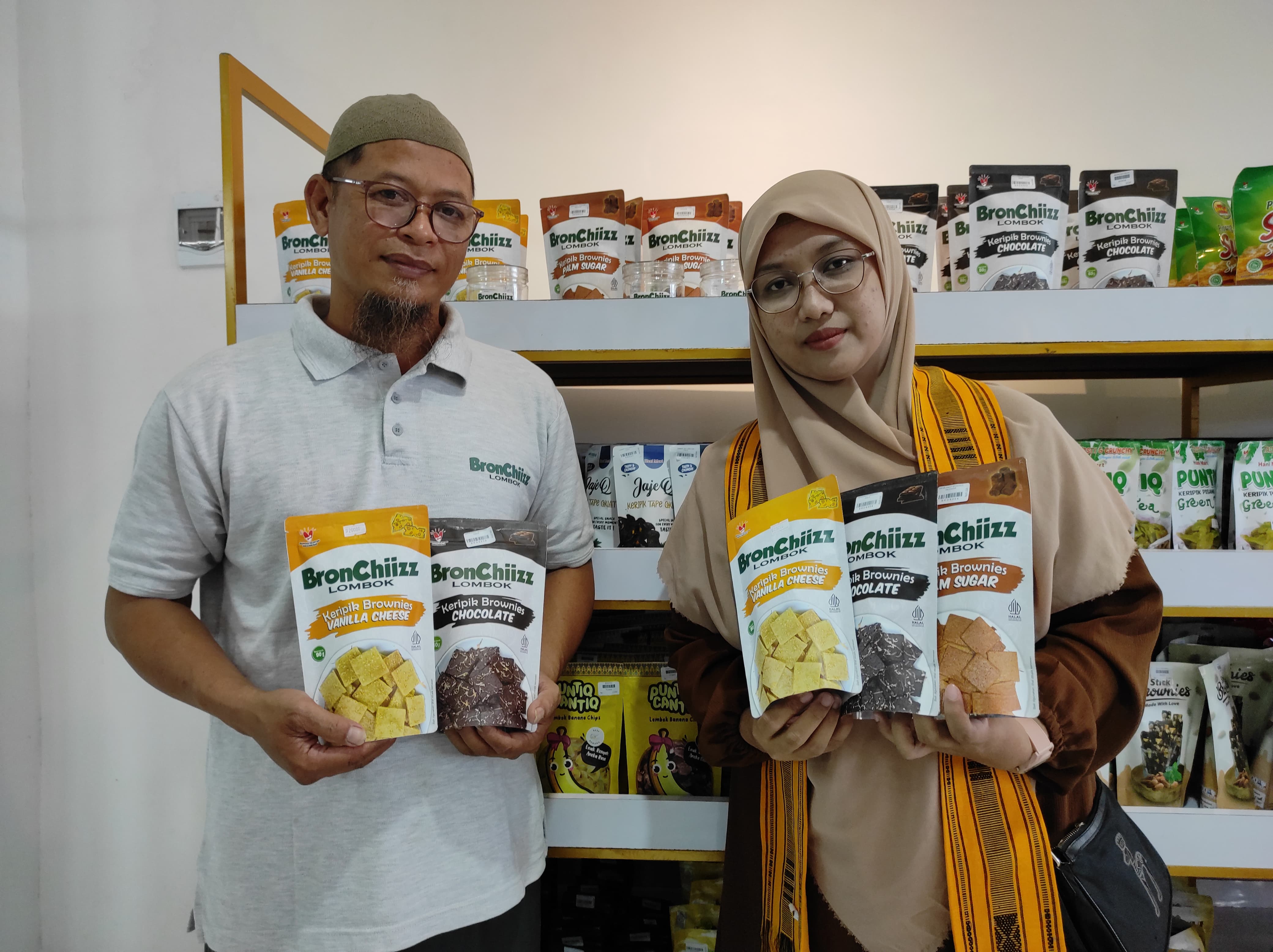 SNACK VIRAL: Pemilik produk BronChiizz Anita Puspa Dewi (kanan) bersama suaminya menunjukkan produk BrownChiizz, salah satu snack viral di Kota Mataram, pekan lalu.