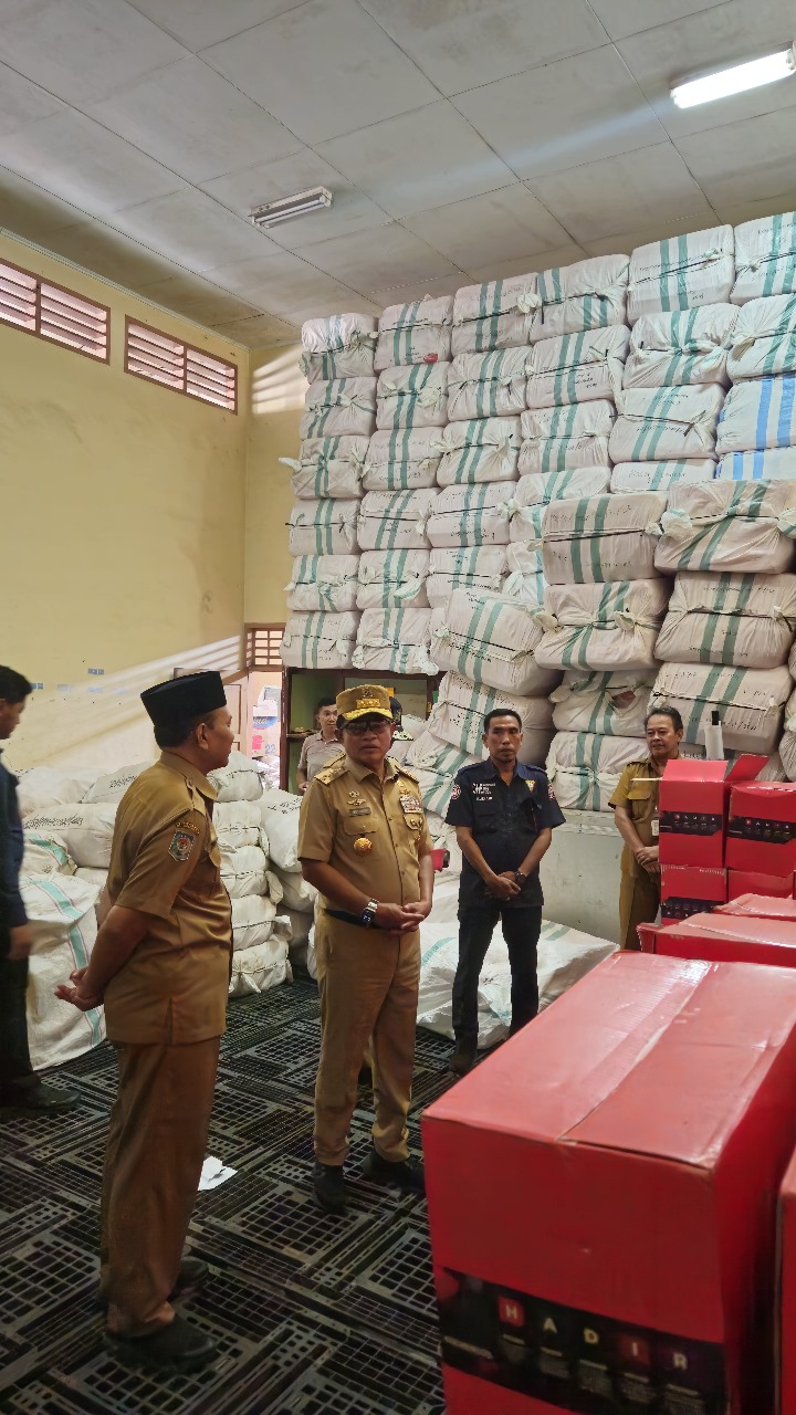 TINJAU KESIAPSIAGAAN: Pj Gubernur NTB Hassanudin (tengah) saat memeriksa persediaan logistik kebencanaan di gudang milik Dinsos NTB, Selasa (29/10).