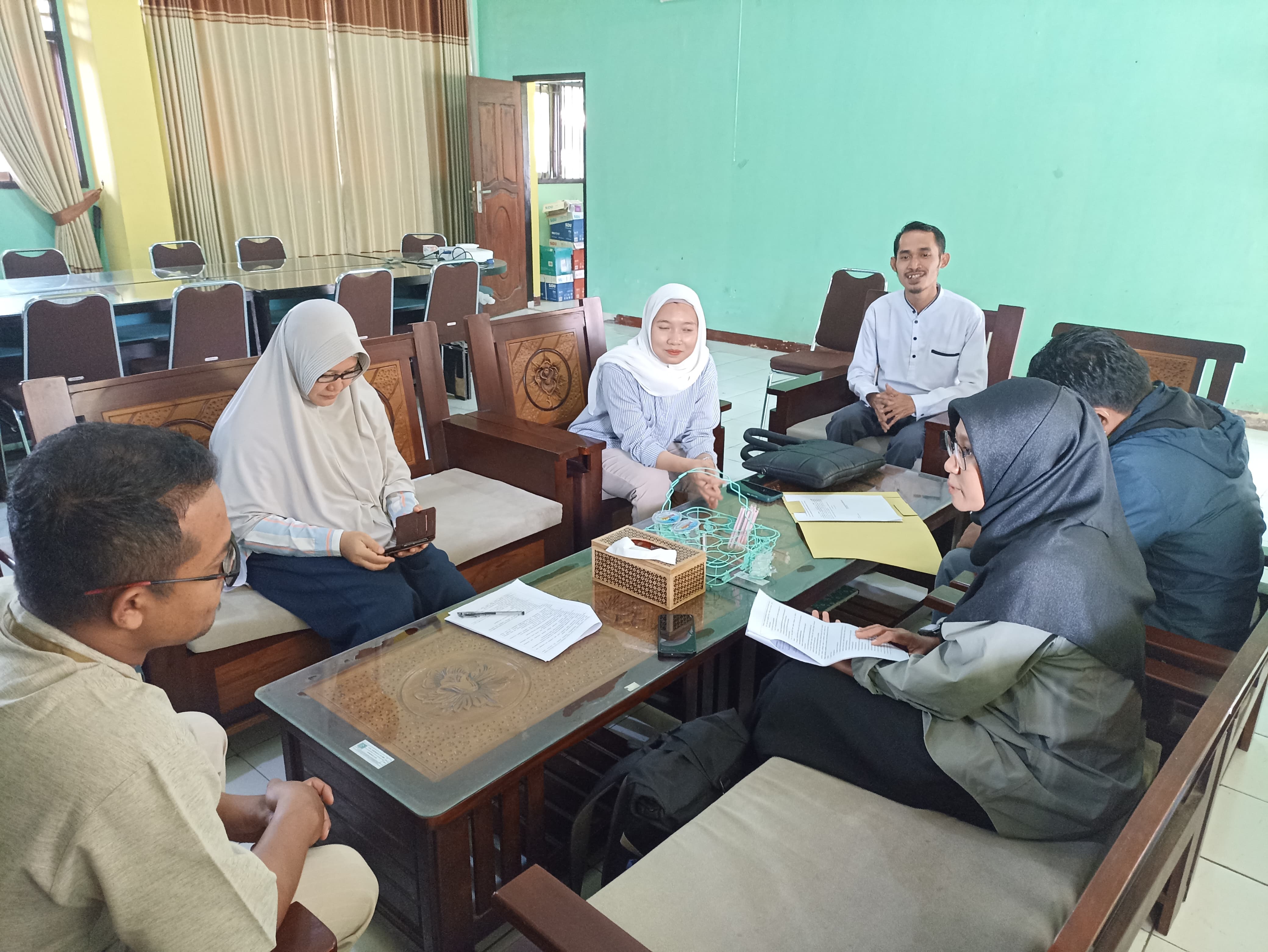 PERTEMUAN: Tim PKM DRPTM dari Prodi Pendidikan Geografi, FISE Universitas Hamzanwadi melakukan pertemuan awal dengan guru SMKN 3 Selong, belum lama ini.