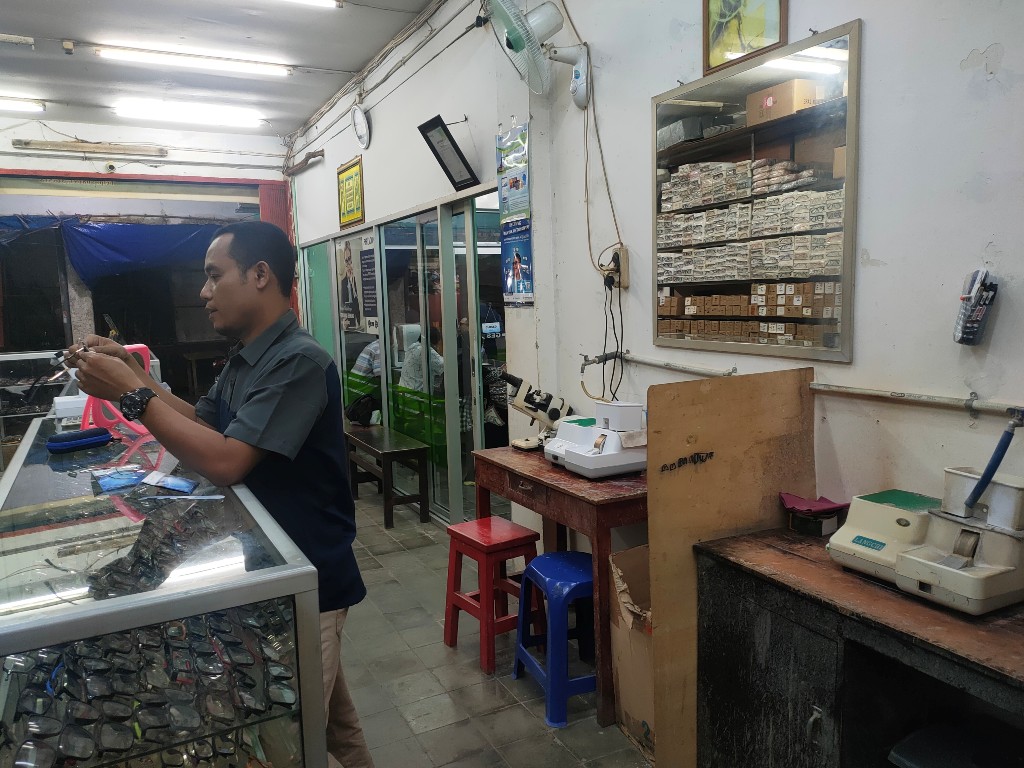 HINDARI PUNGLI: Seorang pedagang membersihkan kacamata yang dijualnya,&nbsp; Selasa (29/10). Dia taat menyetorkan retribusi dan tetap menghindari pungli.