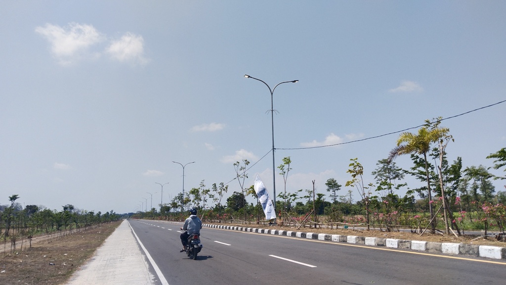 TAK LAGI DITANAM: Pengendara motor melintas di jalur bypass Bandara-Mandalika, Kecamatan Pujut, Loteng, belum lama ini.