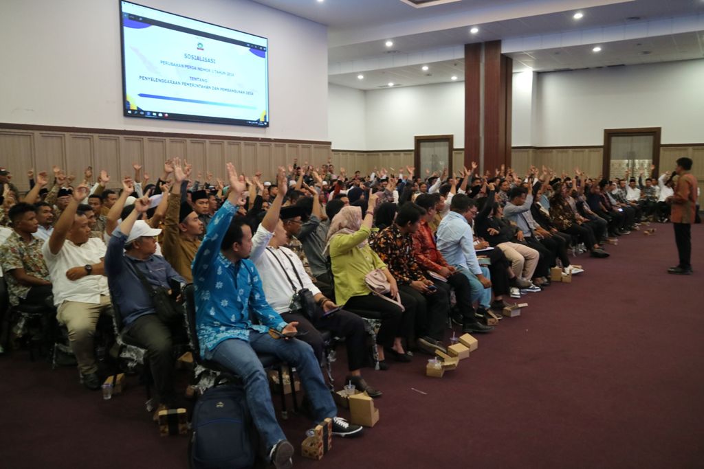 MENJELANG PILKADES: Kepala Dinas PMD Loteng Lalu Rinjani berikan sosialisasi kepada ratusan kepala desa dan Badan Permusyawaratan Desa tentang Perubahan Perda Nomor 1 Tahun 2016.