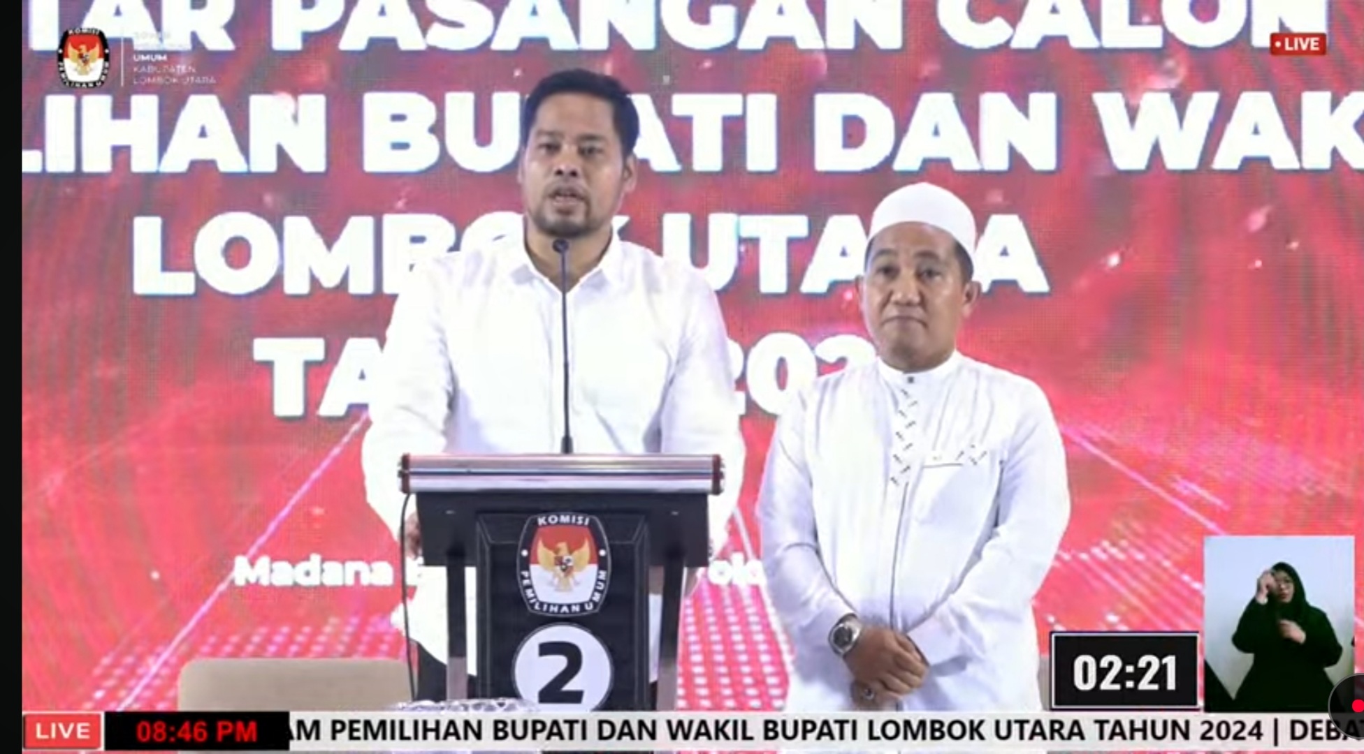 Paslon DZ saat menyampaikan kuatkan kebijakan ada di tangan pemimpin pada Debat Calon Perdana Pilkada KLU, Rabu (30/10).