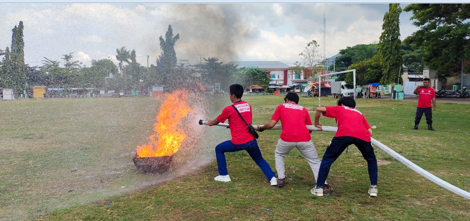 BERI EDUKASI: BPBD KLU melatih relawan cara memadamkan api jika terjadi kebakaran kepada relawan, Selasa (29/10).