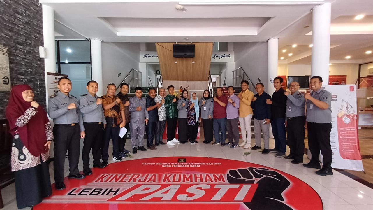 BERSINERGI: Peserta rapat konsultasi yang membahas rancangan peraturan DPRD tentang tata tertib pada DRPD Kabupaten Bima berfoto bersama, Selasa (29/10).