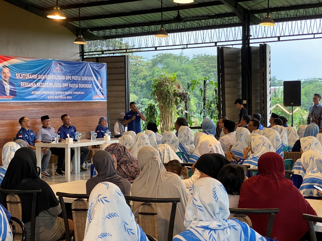 Dr H Mohan Roliskana (depan berkopiah) hadir dalam kampanye yang diinisiasi DPC Partai Demokrat Kota Mataram,&nbsp;Selasa (29/10).