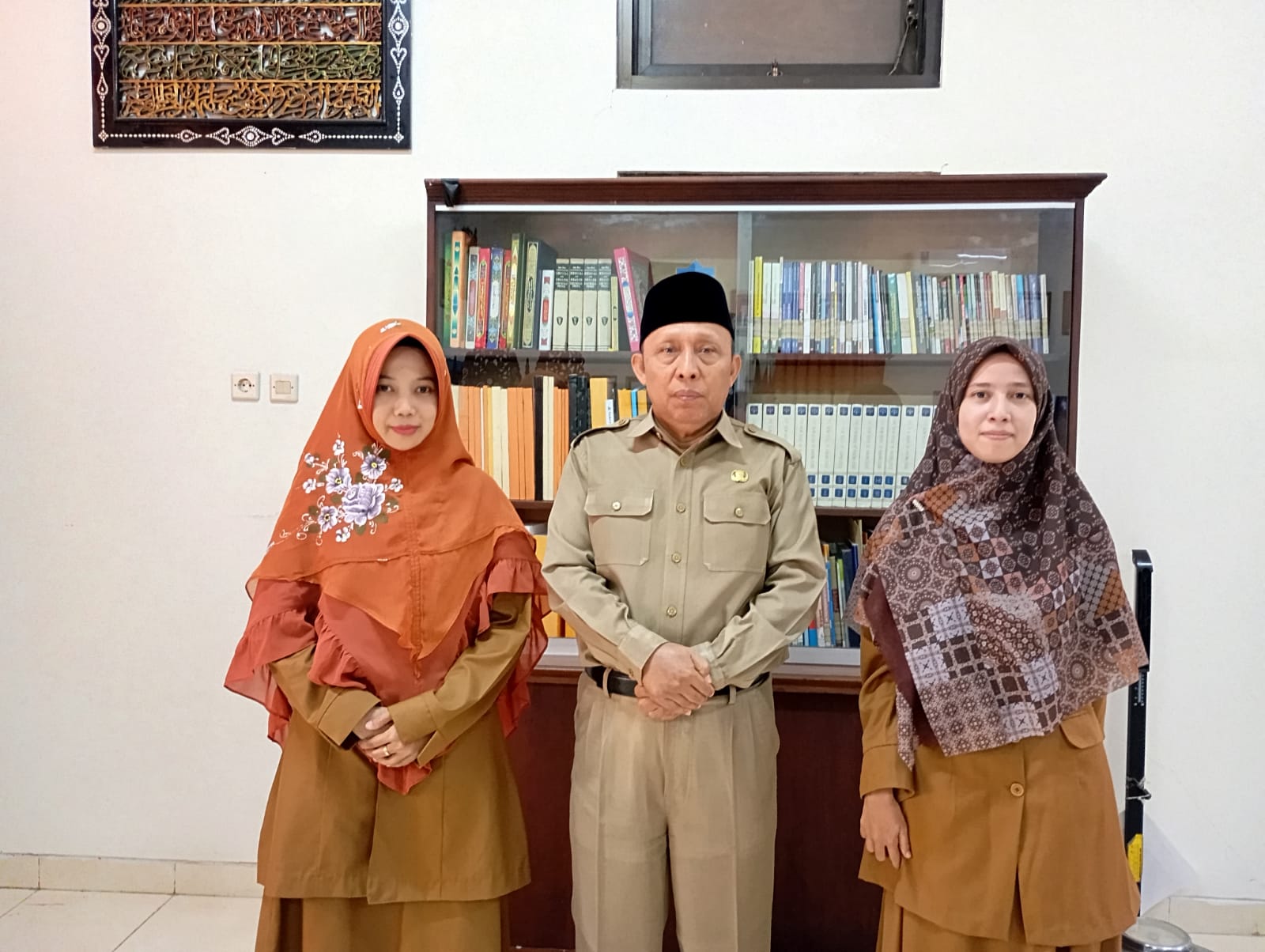 INOVATIF: Devi Kamila dan Reni Diah, guru SMPN 6 Mataram foto bersama kepala sekolah,&nbsp;Selasa (29/10).
