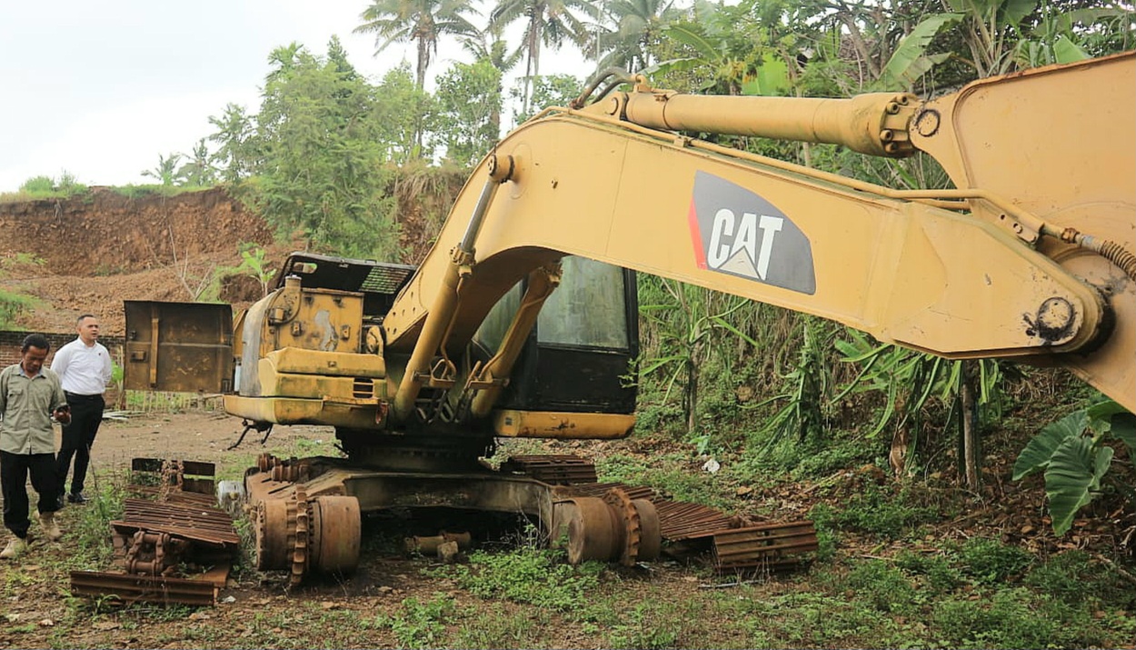 DIAMANKAN: Alat berat milik Balai Pemeliharaan Jalan Wilayah Pulau Lombok Dinas PUPR NTB sudah diamankan, beberapa waktu lalu.