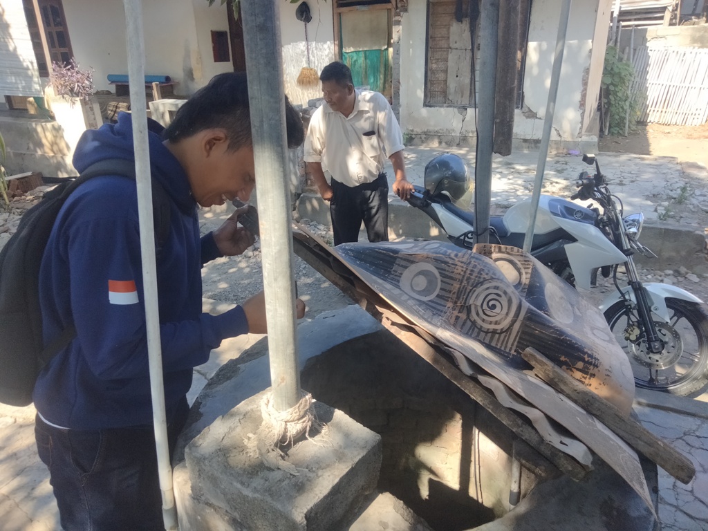 CEK: Warga Dusun Mencah, Desa Menceh Kecamatan Sakra Timur saat mengecek kondisi sumur miliknya yang kering meskipun sudah digali ulang.