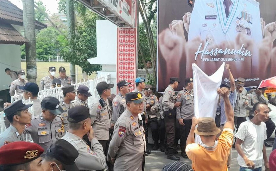 ANTISIPASI KERUSUHAN: Petugas Polsek Mataram melakukan pengamanan aksi unjuk rasa di depan Kantor Gubernur NTB, Rabu (30/10).