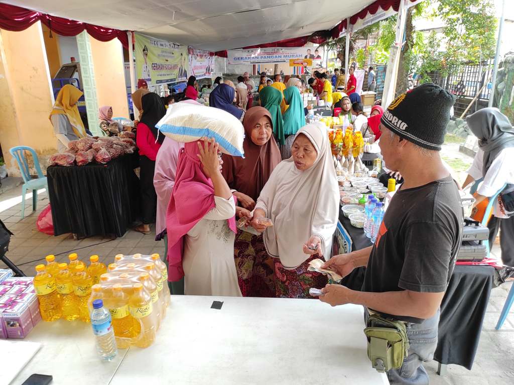 PANGAN MURAH: Warga yang tengah berburu pangan murah dalam kegiatan GPM di Desa Midang, Kecamatan Gunungsari, Kabupaten Lombok Barat, Rabu (30/10).