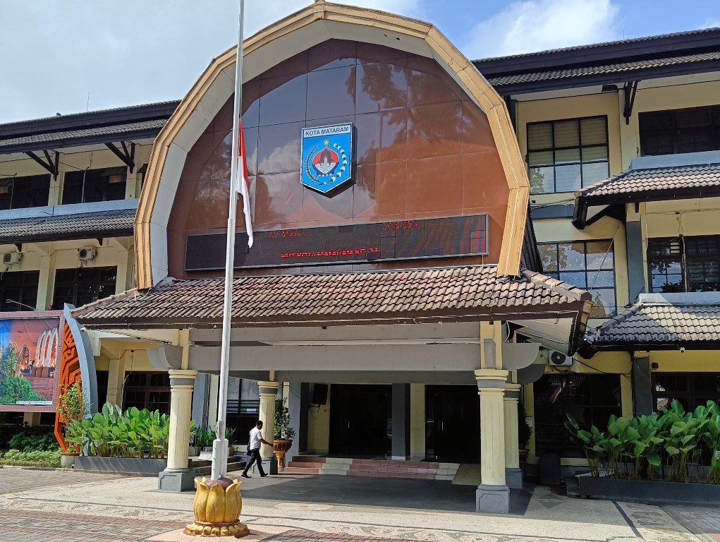 TIDAK REPRESENTATIF: Inilah Kantor Wali Kota Mataram saat ini. Bangunan tua ini dinilai sudah tidak layak. Sehingga pemkot akan membangun kantor baru pada 2025 mendatang.