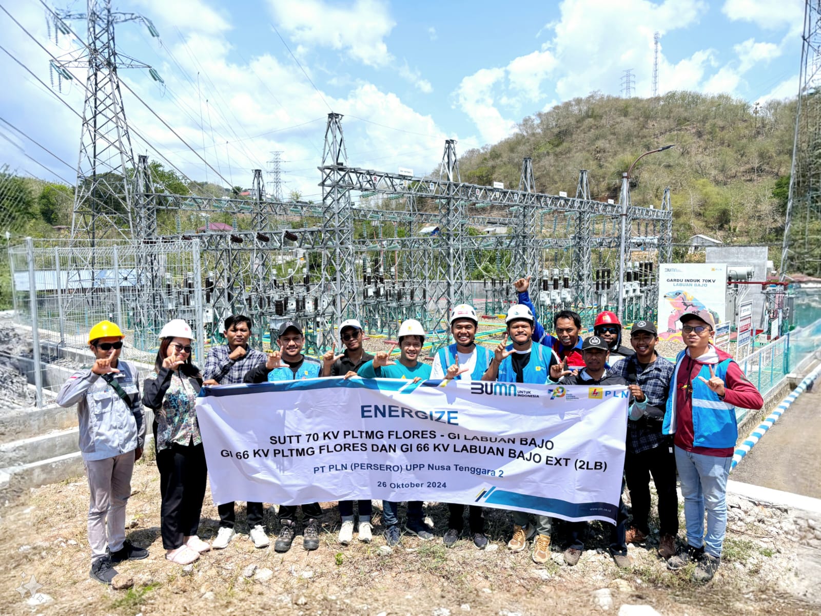 Karyawan PLN foto bersama setelah berhasil melakukan energize, Sabtu (26/10).