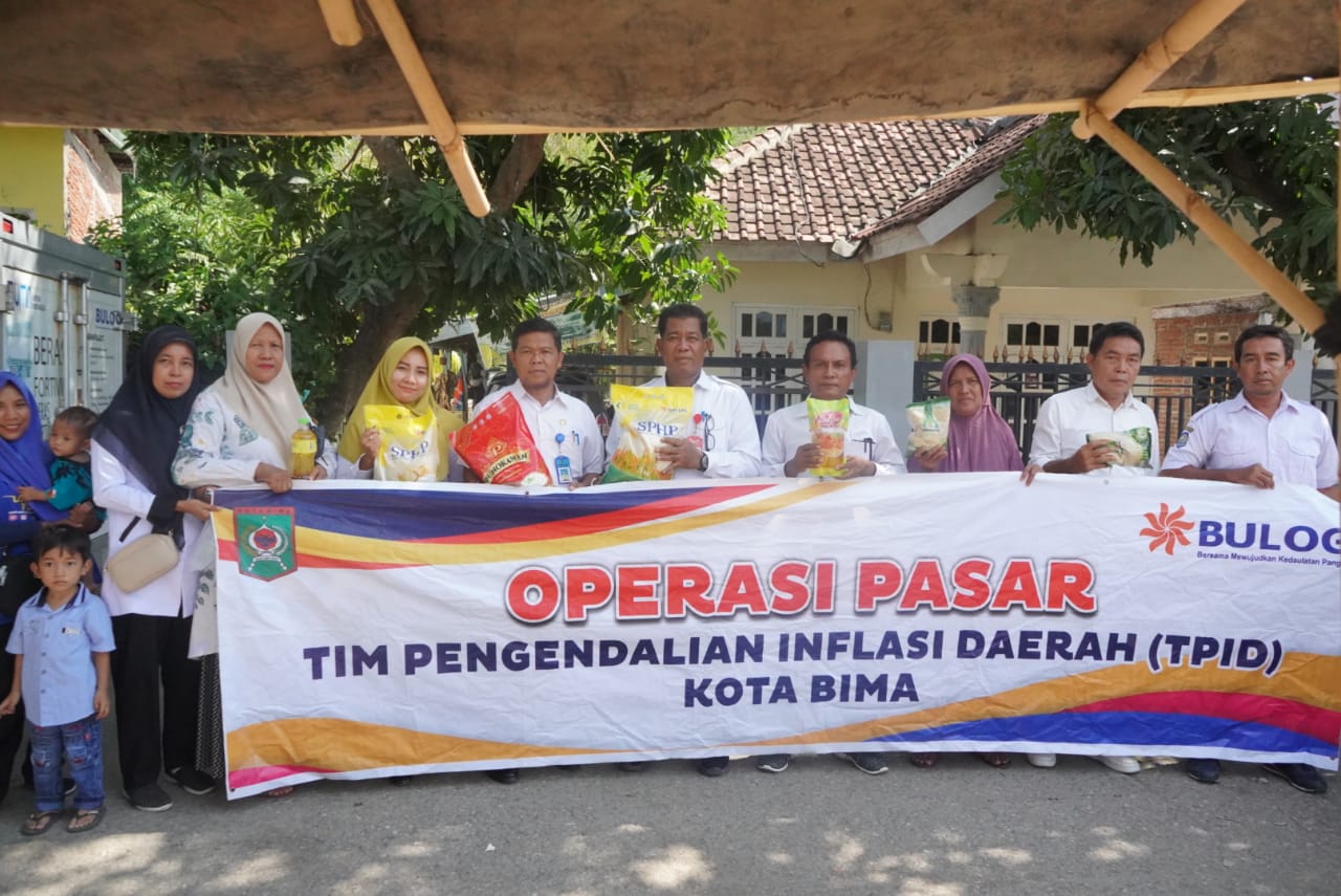 PASAR MURAH: Pemkot Bima dan Perum Bulog Cabang Bima menggelar operasi pasar di Kelurahan Rabadompu Timur,&nbsp;Rabu (30/10).