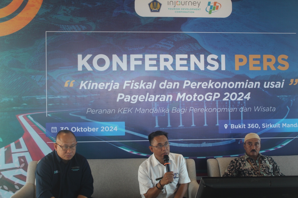 PROYEK PEMERINTAH: Kepala Bidang PPA II Kanwil DJPb NTB Maryono (tengah) saat memberikan keterangan, mengenai anggaran yang telah digelontorkan pemerintah pusat melalui APBN.