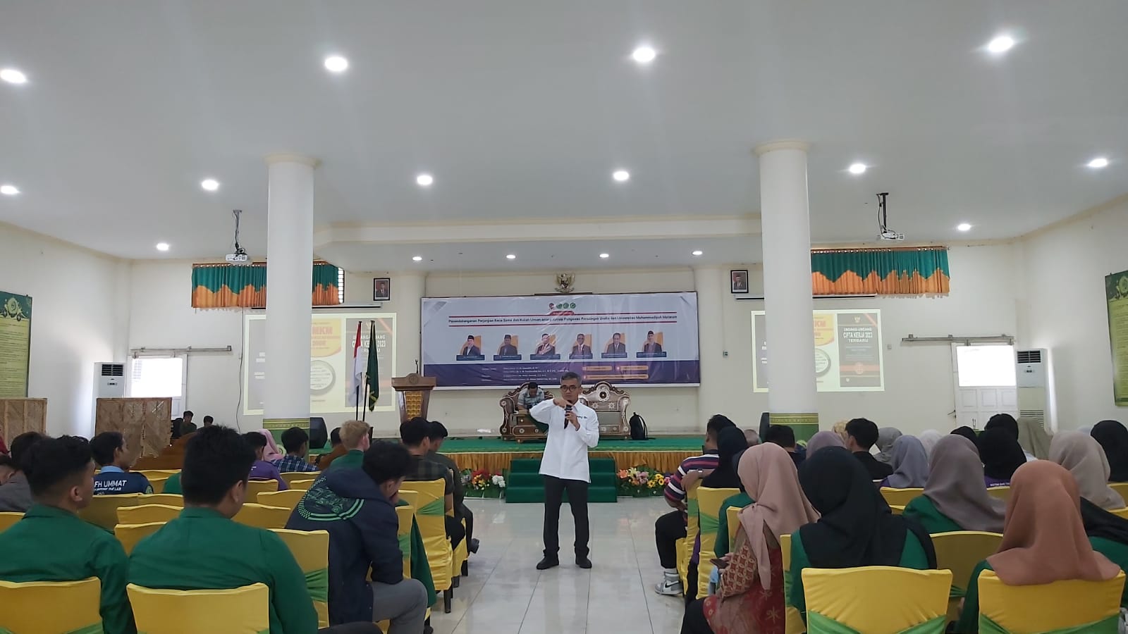 Anggota KPPU Rhido Jusmadi (tengah) kuliah umum mengangkat tema Tugas dan Fungsi KPPU dalam Persaingan Usaha dan Pengawasan Kemitraan ke mahasiswa UMMAT, Kamis (31/10).