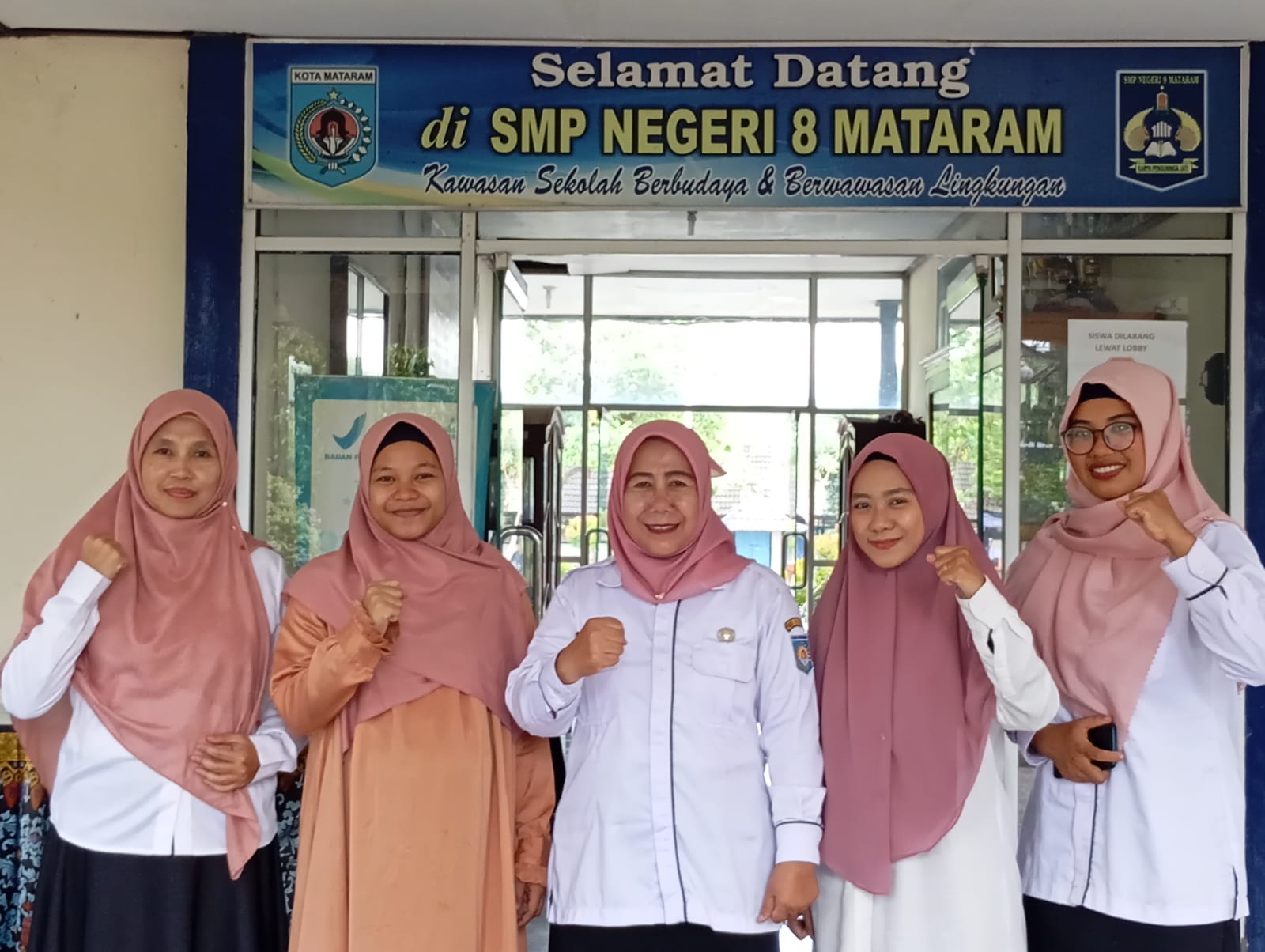 GURU HEBAT: Kepala SMPN 8 Mataram Sulasmi (tengah) bersama empat guru yang masuk sepuluh besar lomba Jambore GTK Hebat di sekolah setempat, Rabu (30/10).
