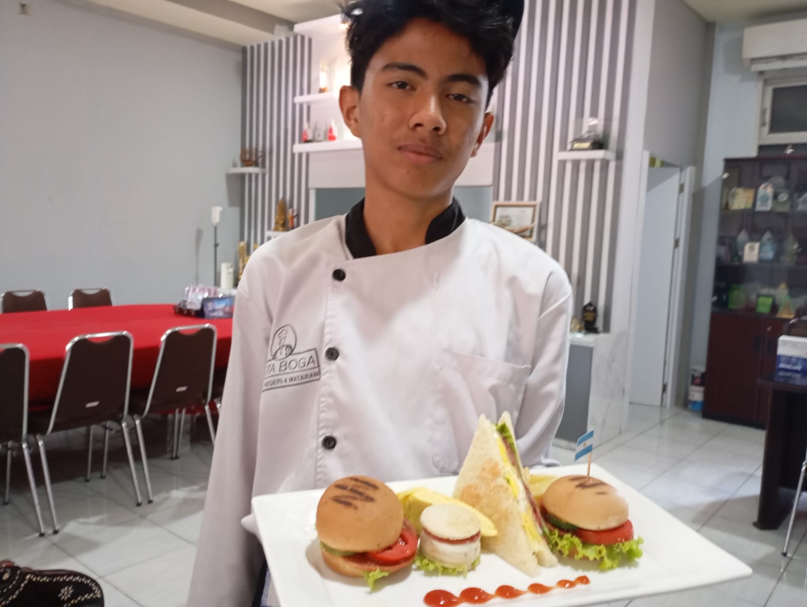 HASIL PRAKTIK: Galih Septino Ramadhan, siswa SMKN 4 Mataram menunjukkan sandwich hasil praktik di sekolah, Rabu (30/10).