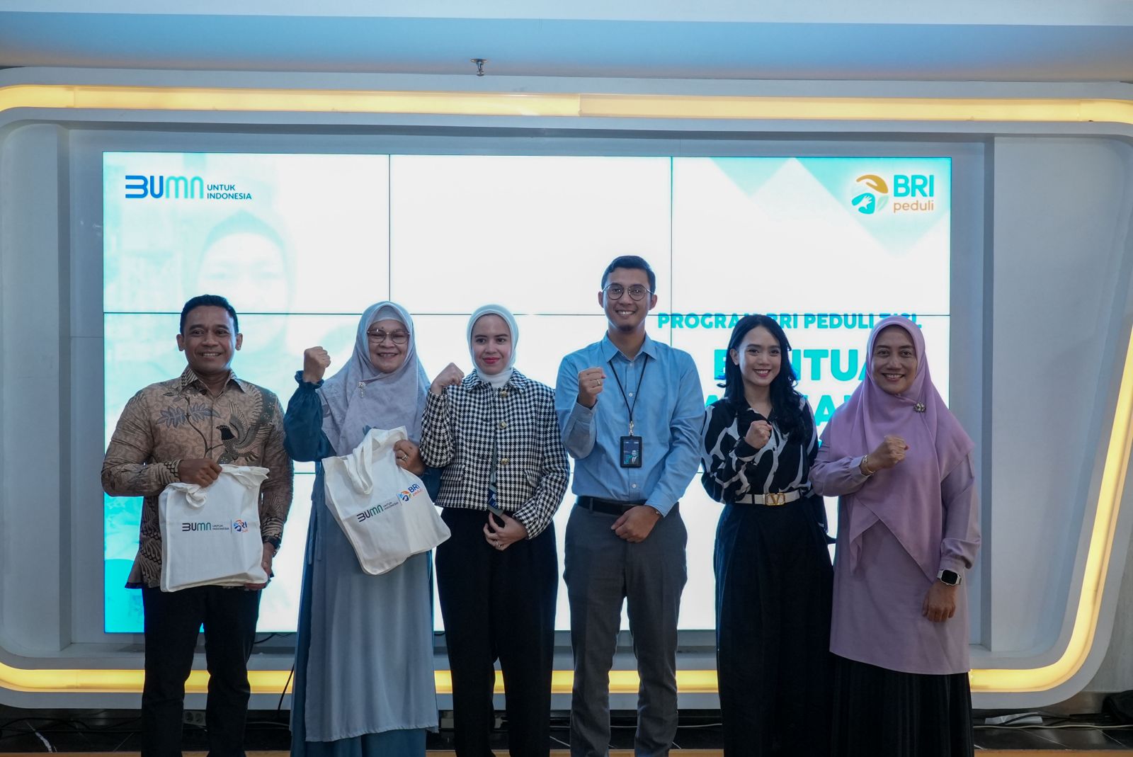 Melalui BRI Peduli selaku payung dari program Tanggung Jawab Sosial dan Lingkungan (TJSL), BRI menggelar pelatihan dan pendampingan sertifikasi halal bagi pelaku UMKM.
