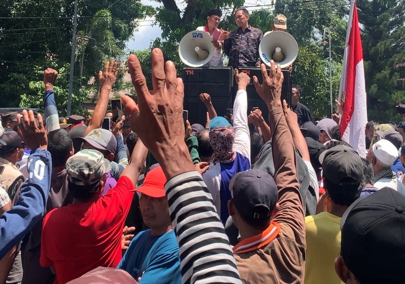 MENUNTUT: Warga Desa Korleko, Lombok Timur saat aksi demonstrasi di Kantor Gubernur NTB, Kamis (31/10).