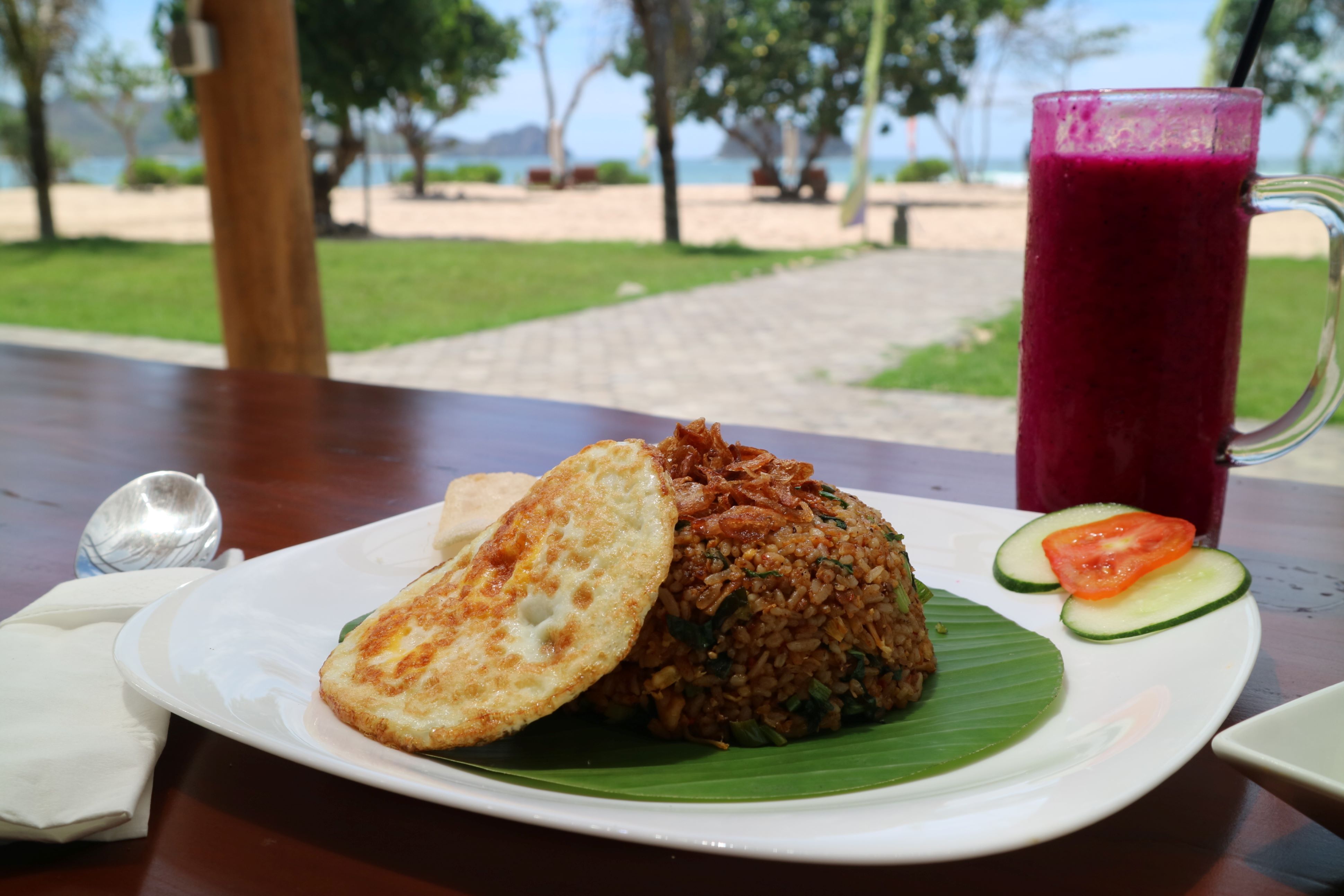 Fried Rice Chicken dan Dragon Fruit salah satu menu andalan yang hadir di Nine Dining dan Resto, Dusun Serangan, Desa Selong Belanak, Kecamatan Praya Barat, Loteng, Kamis (31/10).