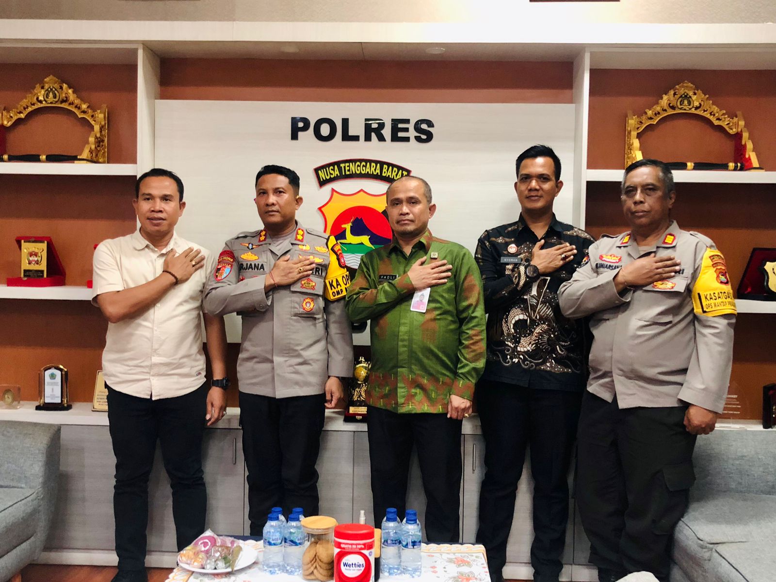 JALIN SINERGITAS: Kalapas Kelas IIA Lombok Barat (Lobar) M Fadli (tengah) bersama Kapolres Lobar AKBP I Komang Sarjana (dua dari kiri) saat bersilaturahmi, Kamis (31/10).