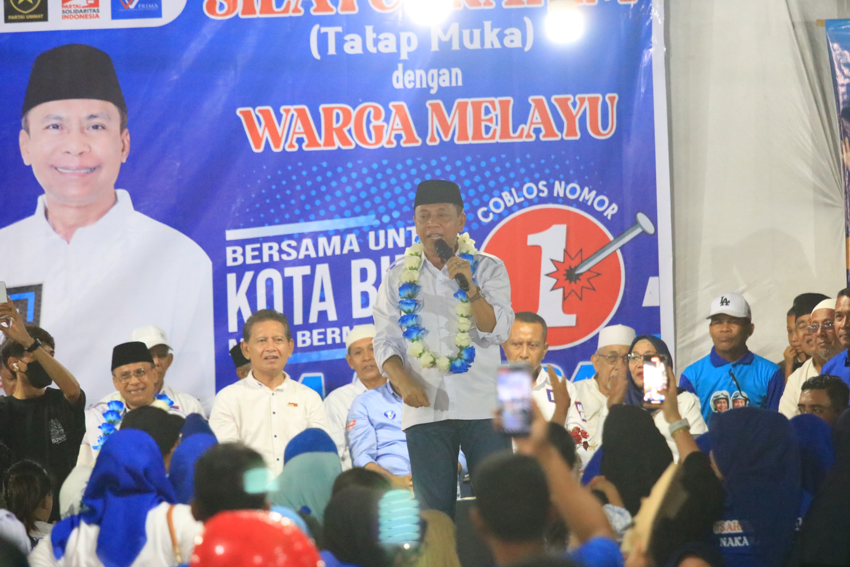 KAMPANYE: Calon Wali Kota dan Wakil Wali Kota Bima HA Rahman H Abidin dan Feri Sofyan (Man-Feri) saat bertemu warga Kelurahan Melayu, Selasa malam (29/10).