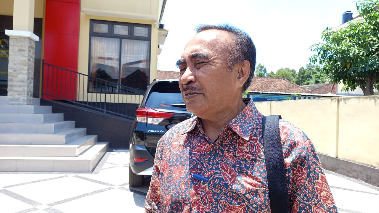 PENUHI PANGGILAN: Mantan Kadis PUPR NTB Ridwan Syah usai menjalani pemeriksaan di Polresta Mataram, Kamis (31/10).