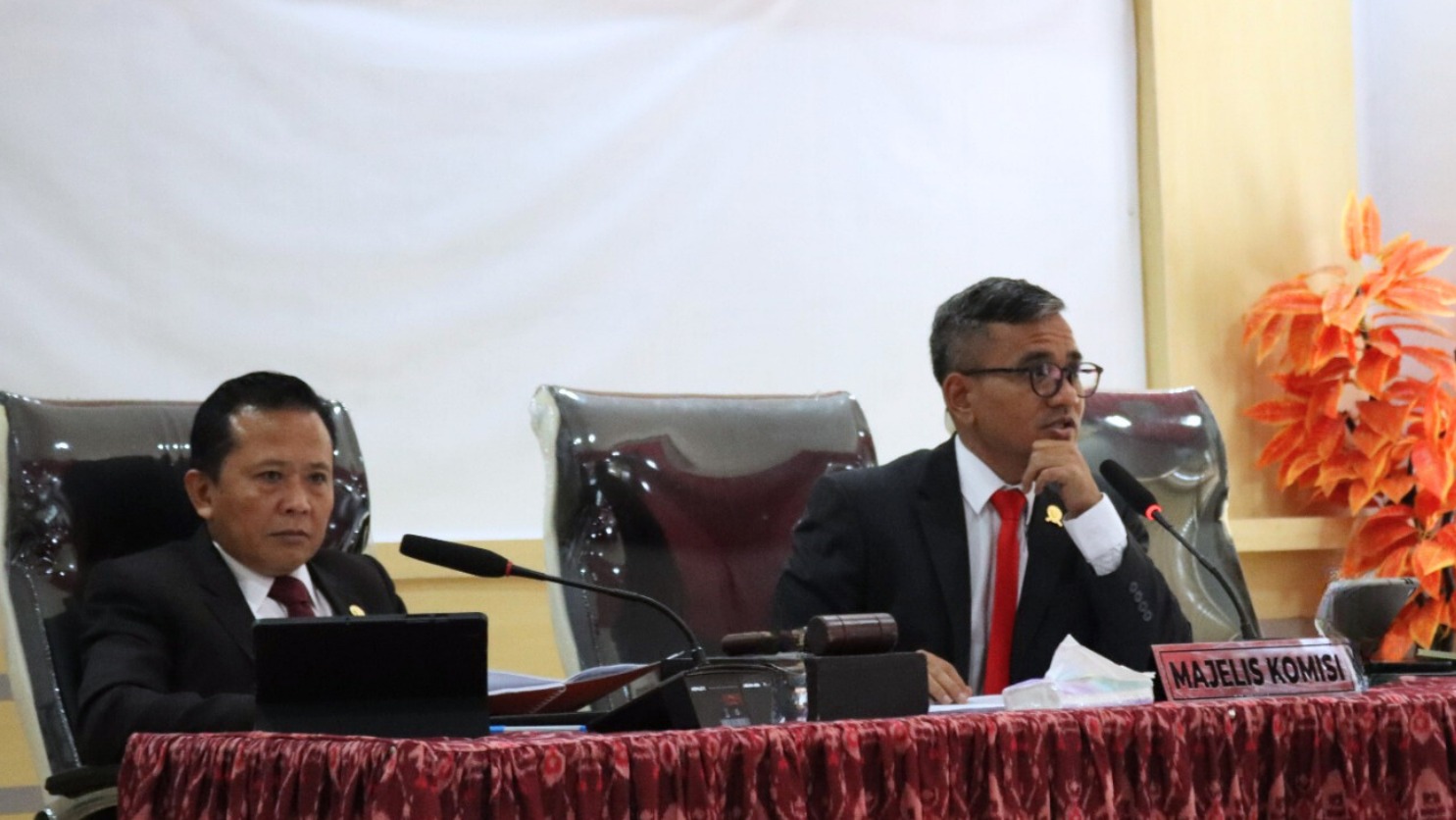 Jalannya sidang pemeriksaan pendahuluan dan pengecekan alat bukti  oleh KPPU terhadap terlapor PDAM Amerta Dayan Gunung dan TCN.