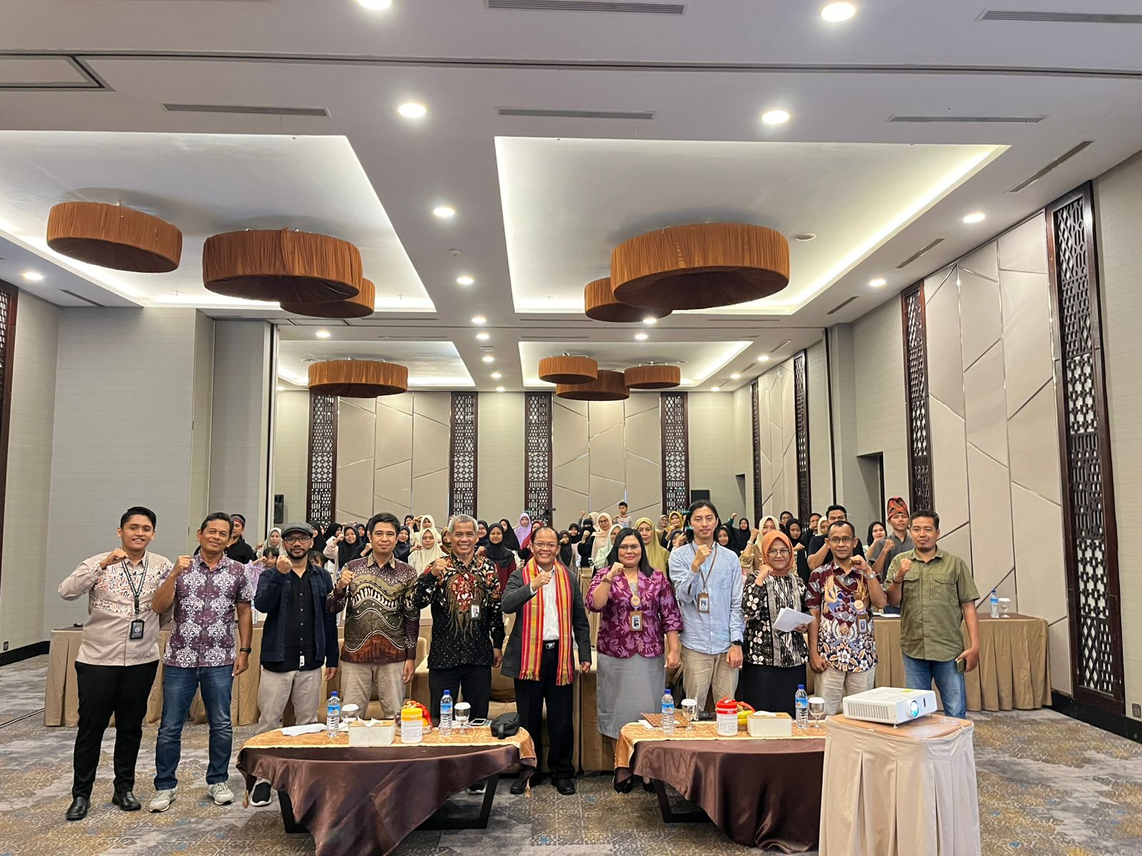 Foto bersama pihak penyelenggara, narasumber, siswa dan guru pendamping, saat pembukaan kegitaan Kemah Sastra: Penulisan Cerita Pendek Bahasa Daerah Sasak, Samawa, dan Mbojo, di Mataram, Sabtu (2/11).