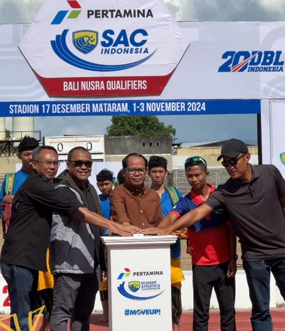 PEMBUKAAN: Kepala Disdik Mataram Yusuf (tengah) didampingi Direktur Lombok Post Alfian Yusni (dua dari kiri) dan Wakil Ketua Pengprov PASI NTB Ridwan (dua dari kanan) saat membuka Pertamina SAC.